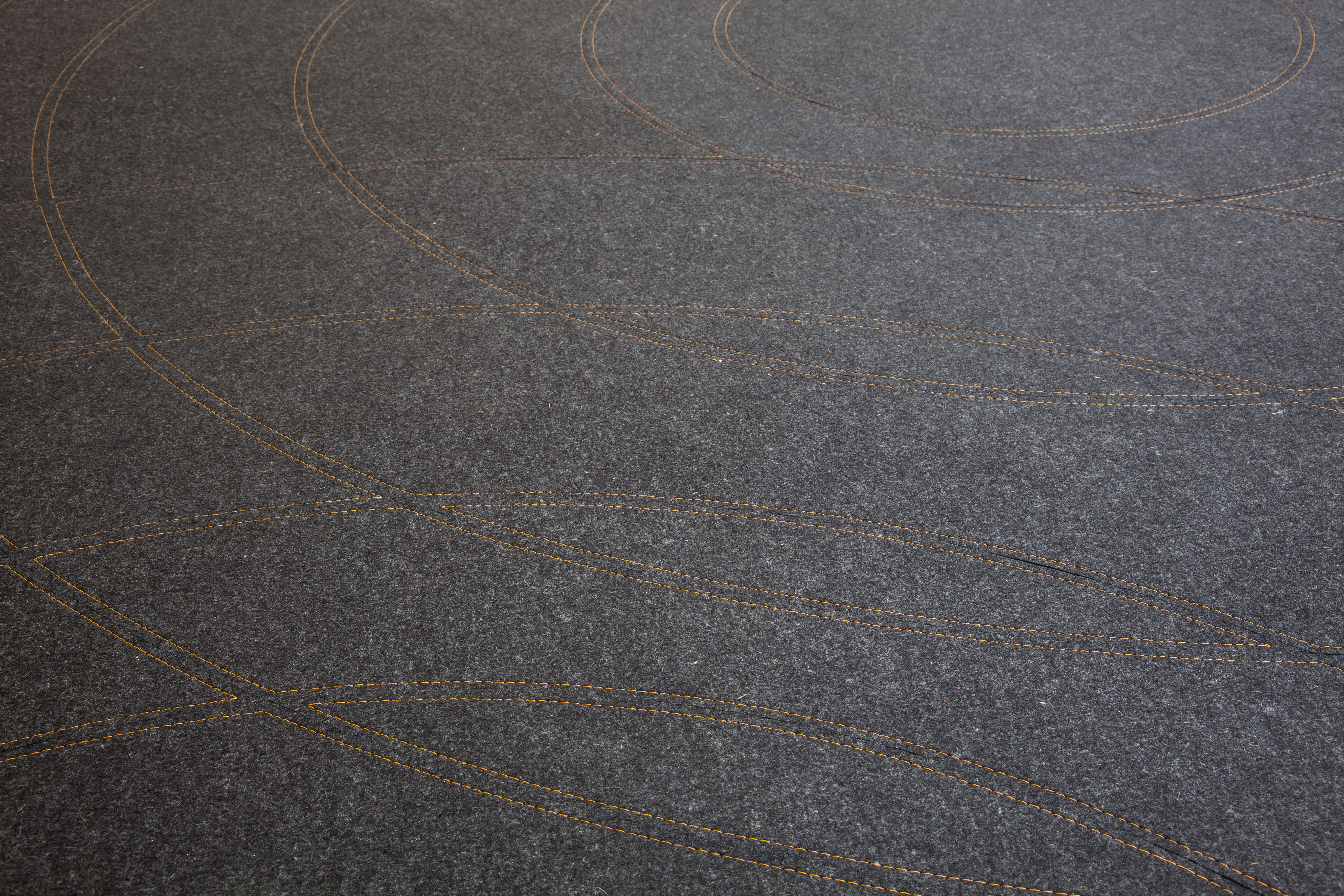 grå filttæppe stikninger